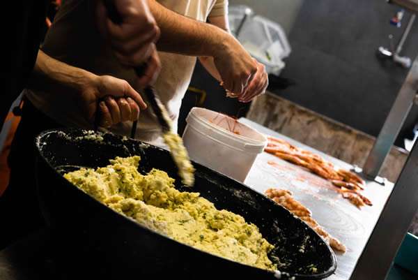 Equipo de cocina elaborando masas
